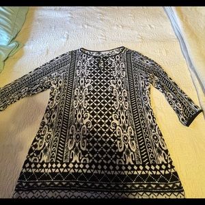 Susan Graver 1x Relaxed fit geo print? tunic 3/4 sleeves piping on hem of sleeve